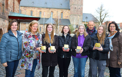 Susanne Ebel (Marketing-Büro Fritzlar), Dagmar Lohmann (Geschichtsverein Fritzlar), Sina Luckhart, Inga-Marit Tönges, Doreen Bürger, Mia Müller (Schülerinnen der Ursulinenschule), Birgit Anders (stellvertretende Schulleiterin) und hinter den Schülerinnen Uwe Jüngst (Schulleiter der Ursulinenschule Fritzlar). Foto: Daniel Seeger, HNA